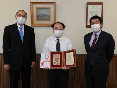 服部学長、秋重理事への 「科学技術功労賞」の受賞報告 Distinguished Service Award of Science and Technology
