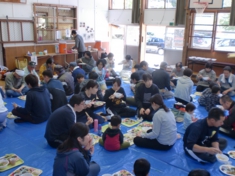 18民谷田植え昼食３.JPG