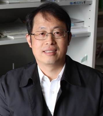 メガネを掛けた男性

自動的に生成された説明