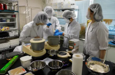 ゼミでの麺類製造の様子