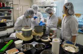 ゼミでの麺類製造の様子